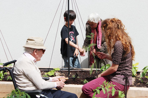 atelier dhortithérapie intergénérationnel dans une unité Alzheimer à Biarritz copyright Estelle Alquier