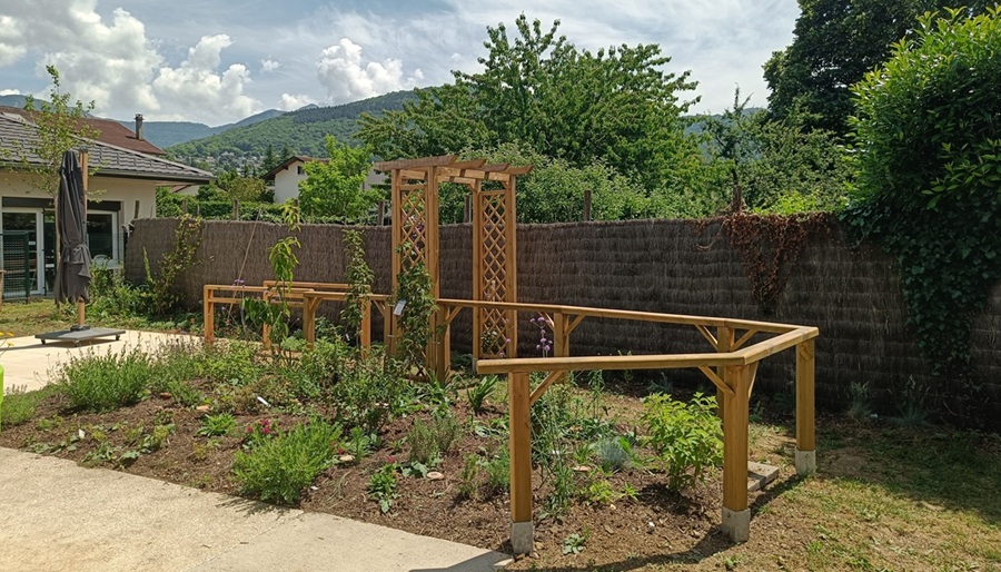 Nouveau jardin thérapeutique de l'accueil de jour de Saint-Alban-Leysse pour personnes atteintes de la maladie d'Alzheimer